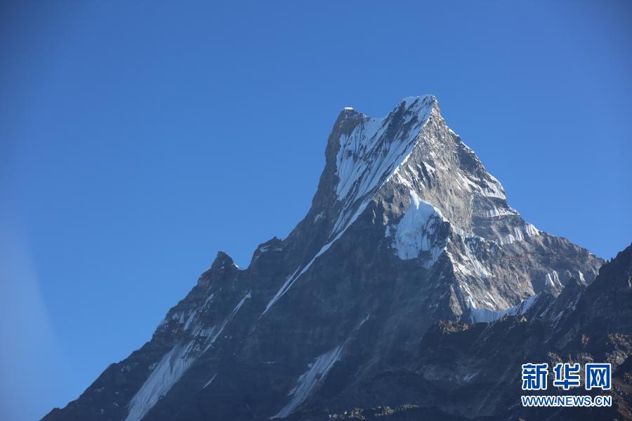         这是11月11日在尼泊尔安纳布尔纳地区拍摄的鱼尾峰。　　尼泊尔雪山林立，是有着“徒步天堂”美称的高山国度。每年春秋时节是尼泊尔的旅游旺季，大量徒步和登山爱好者会前往山区，观赏壮丽的雪山风光。　　新华社发（唐薇 摄）
