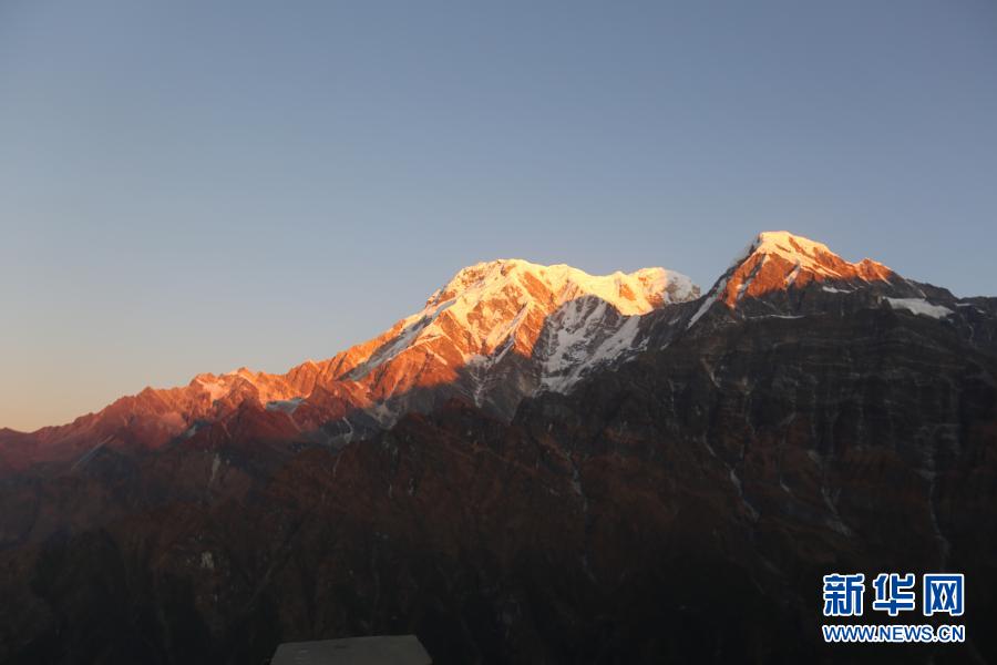         这是11月11日在尼泊尔安纳布尔纳地区拍摄的雪山日出景色。　　尼泊尔雪山林立，是有着“徒步天堂”美称的高山国度。每年春秋时节是尼泊尔的旅游旺季，大量徒步和登山爱好者会前往山区，观赏壮丽的雪山风光。　　新华社发（唐薇 摄）