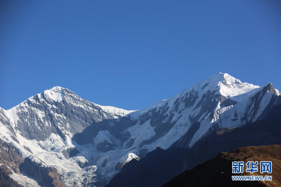         这是11月11日在尼泊尔安纳布尔纳地区拍摄的朝霞中的雪山。　　尼泊尔雪山林立，是有着“徒步天堂”美称的高山国度。每年春秋时节是尼泊尔的旅游旺季，大量徒步和登山爱好者会前往山区，观赏壮丽的雪山风光。　　新华社发（唐薇 摄）