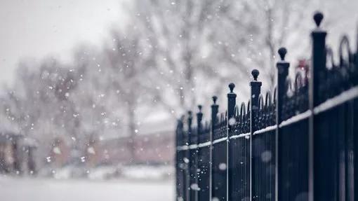 这个冬天雪来的有些晚，我把梦遗失在那个冬季。