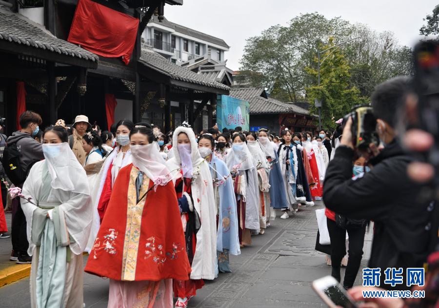 11月22日，在成都市文殊坊，汉服爱好者们参加汉服巡游活动。当日，“天府相邀 美丽之约”汉服文化节在成都市文殊坊拉开序幕。众多汉服爱好者身着各种风格的传统汉服，在文殊坊进行汉服巡游，展示汉服文化魅力。新华社记者 王曦 摄