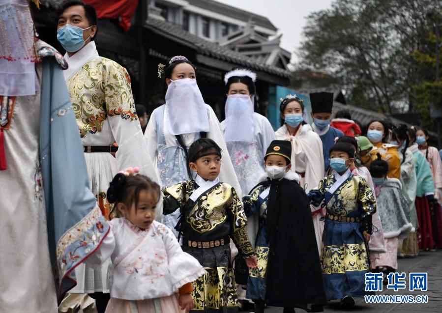 11月22日，在成都市文殊坊，汉服爱好者带着孩子参加汉服巡游活动。当日，“天府相邀 美丽之约”汉服文化节在成都市文殊坊拉开序幕。众多汉服爱好者身着各种风格的传统汉服，在文殊坊进行汉服巡游，展示汉服文化魅力。新华社记者 李力可 摄