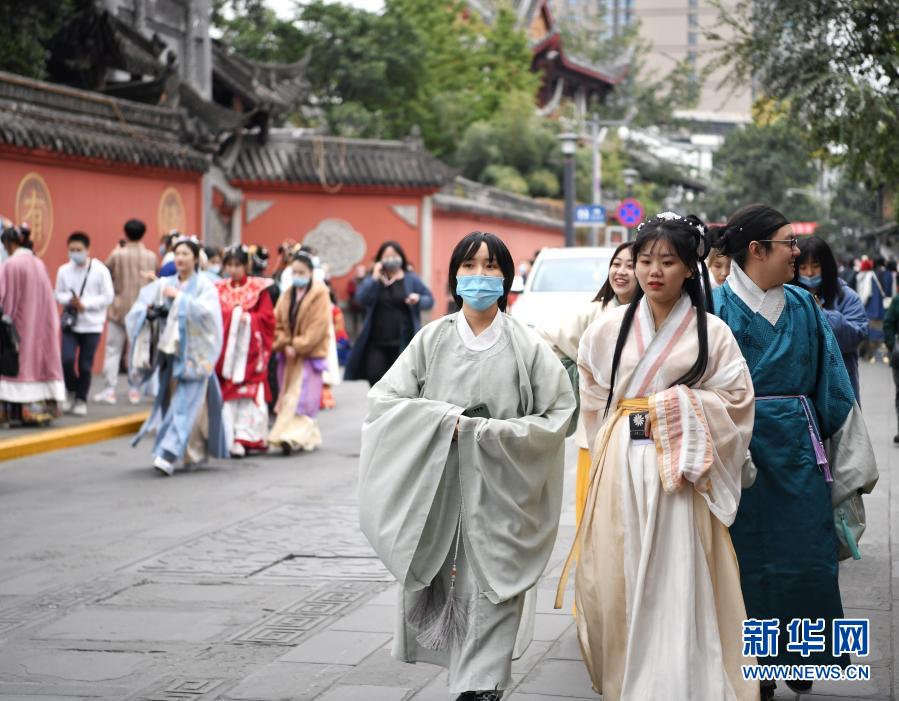 11月22日，在成都市文殊坊，汉服爱好者身着各种风格的汉服出行。当日，“天府相邀 美丽之约”汉服文化节在成都市文殊坊拉开序幕。众多汉服爱好者身着各种风格的传统汉服，在文殊坊进行汉服巡游，展示汉服文化魅力。新华社记者 李力可 摄