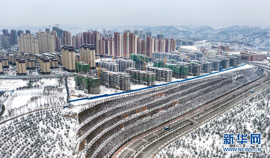 11月23日拍摄的雪后延安市新区（无人机照片）。入冬后的第一场雪，将地处黄土高原的陕西省延安市装扮得犹如一幅水墨画。新华社记者 陶明 摄
