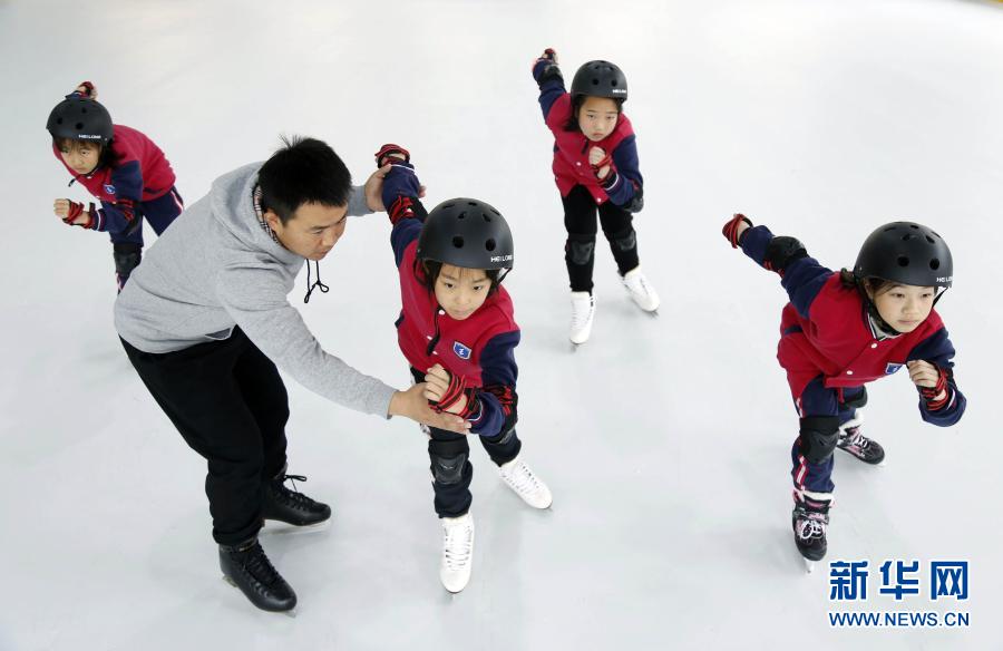 11月24日，邢台市一所小学的老师在指导学生冰上速滑。近年来，河北省邢台市部分中小学以冰雪运动进课堂、成立冰雪社团等形式，普及冰雪运动，提高学生们对冰雪运动的兴趣。新华社发（张驰 摄）