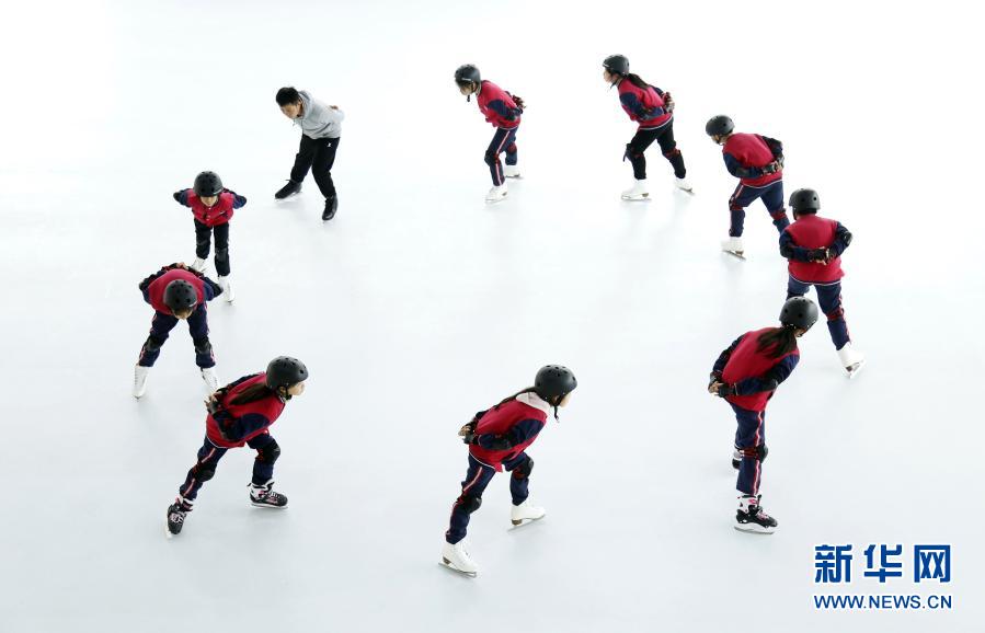11月24日，邢台市一所小学的学生在老师的带领下练习冰上速滑。近年来，河北省邢台市部分中小学以冰雪运动进课堂、成立冰雪社团等形式，普及冰雪运动，提高学生们对冰雪运动的兴趣。新华社发（张驰 摄）