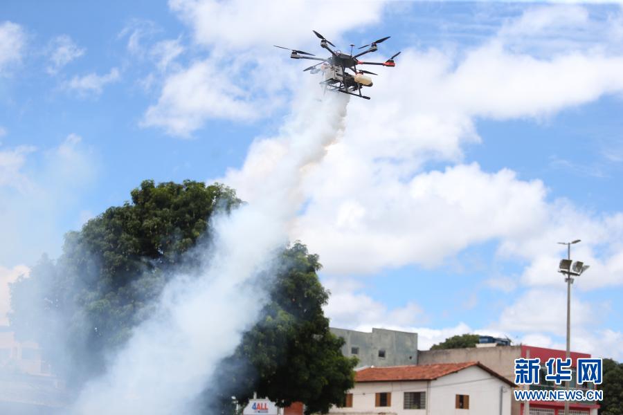 11月24日，在巴西首都巴西利亚，工作人员用无人机喷洒灭蚊药水。新华社发（卢西奥·塔沃拉摄）