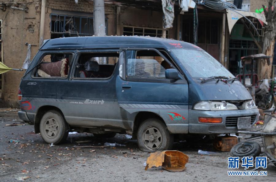 这是11月24日在阿富汗巴米扬省首府巴米扬市拍摄的爆炸现场。巴米扬市24日下午发生连环爆炸，造成至少17人死亡，超过50人受伤。新华社发（安瓦尔摄）
