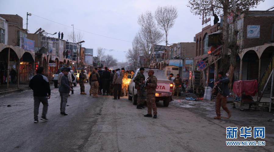 11月24日，安全人员在阿富汗巴米扬省首府巴米扬市的爆炸现场警戒。巴米扬市24日下午发生连环爆炸，造成至少17人死亡，超过50人受伤。新华社发（安瓦尔摄）