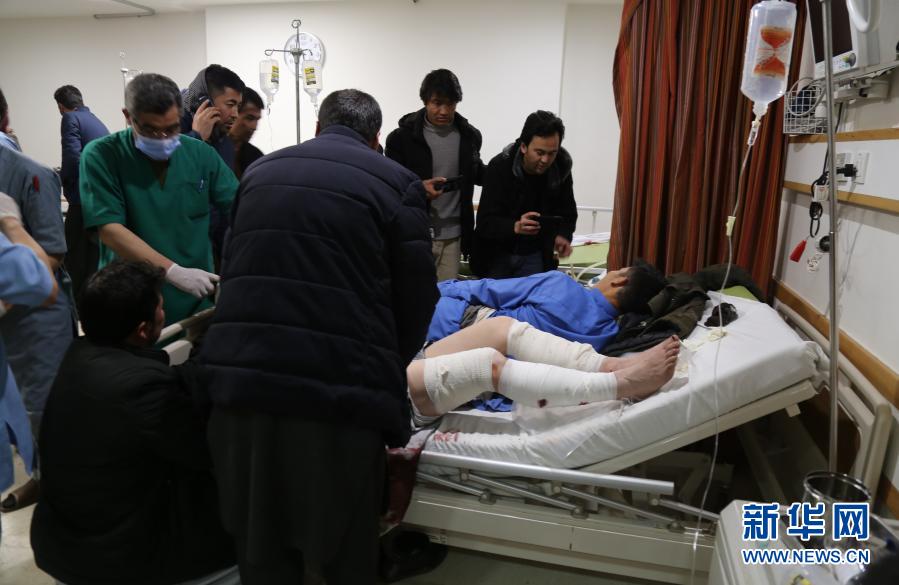 11月24日，在阿富汗巴米扬省首府巴米扬市，伤者在医院接受治疗。巴米扬市24日下午发生连环爆炸，造成至少17人死亡，超过50人受伤。新华社发（安瓦尔摄）