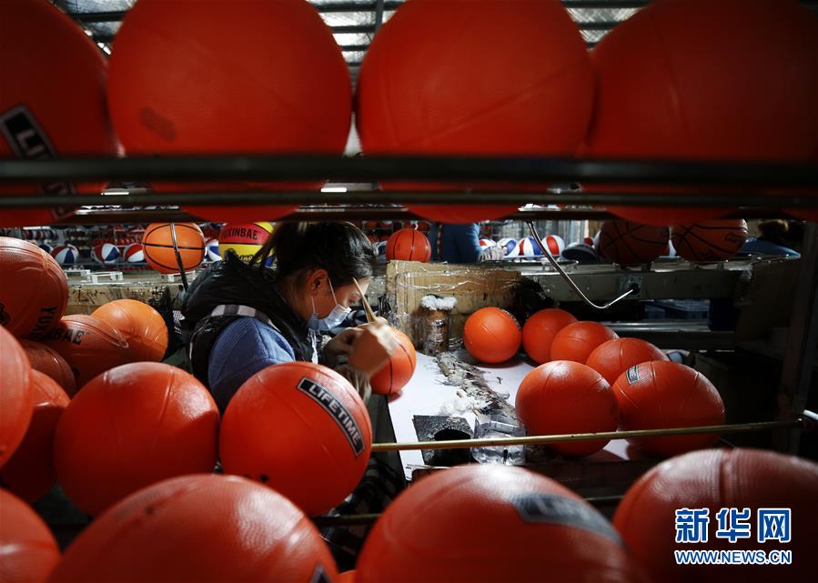 11月25日，在泗洪经济开发区一制球企业，曾经在外打工的返乡农民王欣平在生产车间忙碌。 江苏省宿迁市泗洪县是劳务输出大县。近年来，泗洪县采取一系列措施鼓励企业提供长期用工、短期用工、季节用工、临时用工等不同就业岗位，吸引在外务工的劳动力返乡灵活就业，确保收入不减少的前提下又能照顾家庭，助推当地乡村振兴。 新华社发（许昌亮 摄）