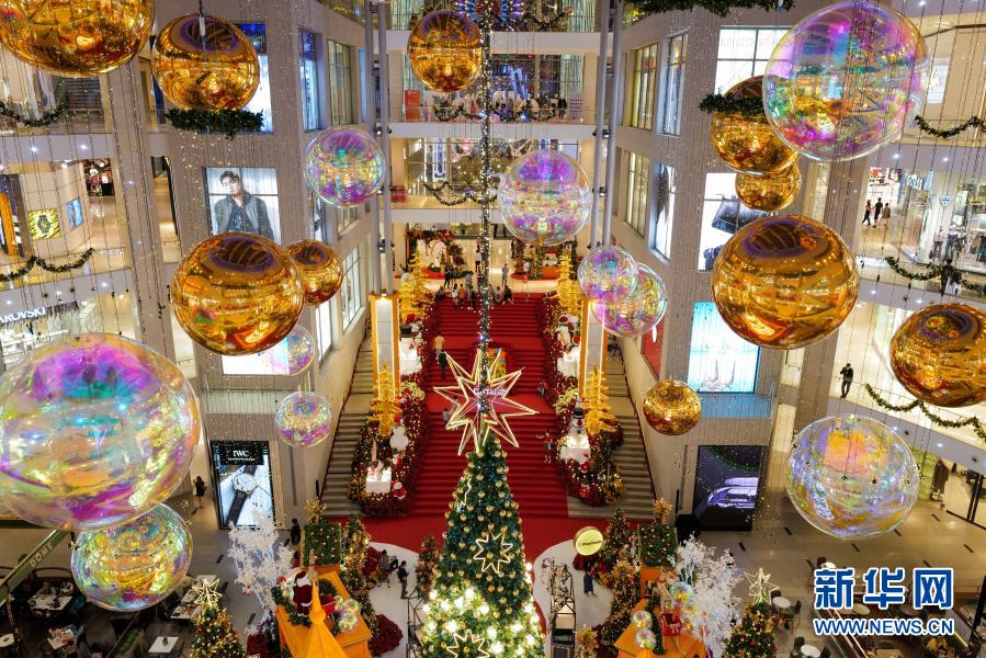 这是11月26日在马来西亚吉隆坡一家商场拍摄的圣诞节装饰。随着圣诞节临近，吉隆坡节日气氛渐浓。新华社记者 朱炜 摄