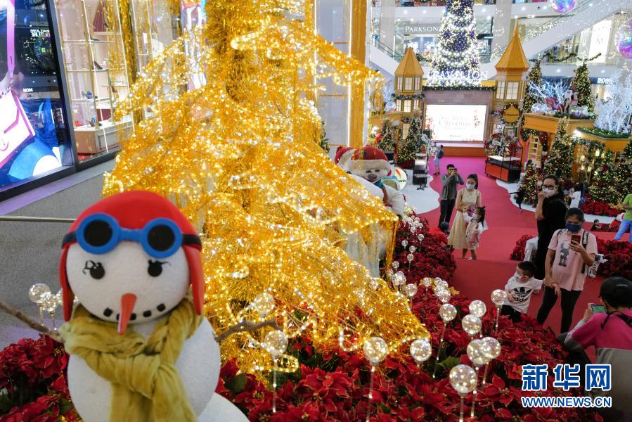 11月26日，在马来西亚吉隆坡，人们在一家商场观看圣诞节装饰。随着圣诞节临近，吉隆坡节日气氛渐浓。新华社记者 朱炜 摄