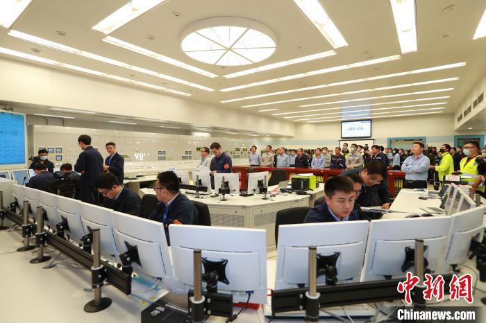 27日0时41分,华龙一号全球首堆——中核集团福清核电5号机组首次并网成功。图为并网现场。 过东海 摄 27日0时41分,华龙一号全球首堆——中核集团福清核电5号机组首次并网成功。图为并网现场。 过东海 摄