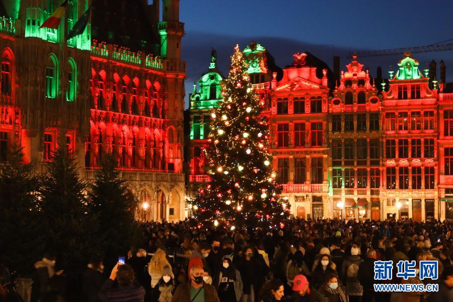 11月28日，人们在比利时布鲁塞尔大广场参观游览。近日，比利时布鲁塞尔大广场点亮圣诞树，迎接圣诞季的到来。比利时目前正处于新冠疫情防控措施实施过程中，其中包括取消圣诞市场。新华社记者郑焕松摄