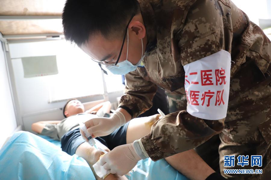 在黑龙江塔河县某边防旅，解放军沈阳联勤保障中心第962医院疼痛科主治医师王景强给一名受伤战士进行小针刀手术（11月7日摄）。新华社发（李东映 摄）