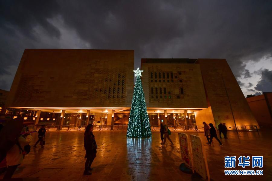 这是11月29日在马耳他首都瓦莱塔议会前拍摄的一棵圣诞树。受新冠疫情影响，今年马耳他圣诞节将难以再现往年的熙熙攘攘。新华社发（乔纳森·博格摄）