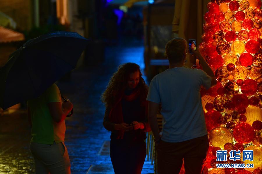 11月29日，在马耳他首都瓦莱塔，游客拍摄圣诞装饰。受新冠疫情影响，今年马耳他圣诞节将难以再现往年的熙熙攘攘。新华社发（乔纳森·博格摄）