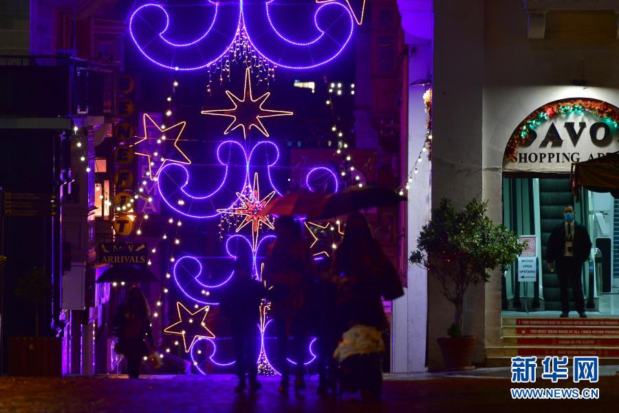 这是11月29日在马耳他首都瓦莱塔拍摄的圣诞灯饰。受新冠疫情影响，今年马耳他圣诞节将难以再现往年的熙熙攘攘。新华社发（乔纳森·博格摄）