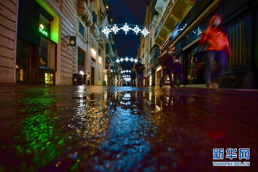 这是11月29日在马耳他首都瓦莱塔拍摄的被圣诞灯饰点亮的街道。受新冠疫情影响，今年马耳他圣诞节将难以再现往年的熙熙攘攘。新华社发（乔纳森·博格摄）