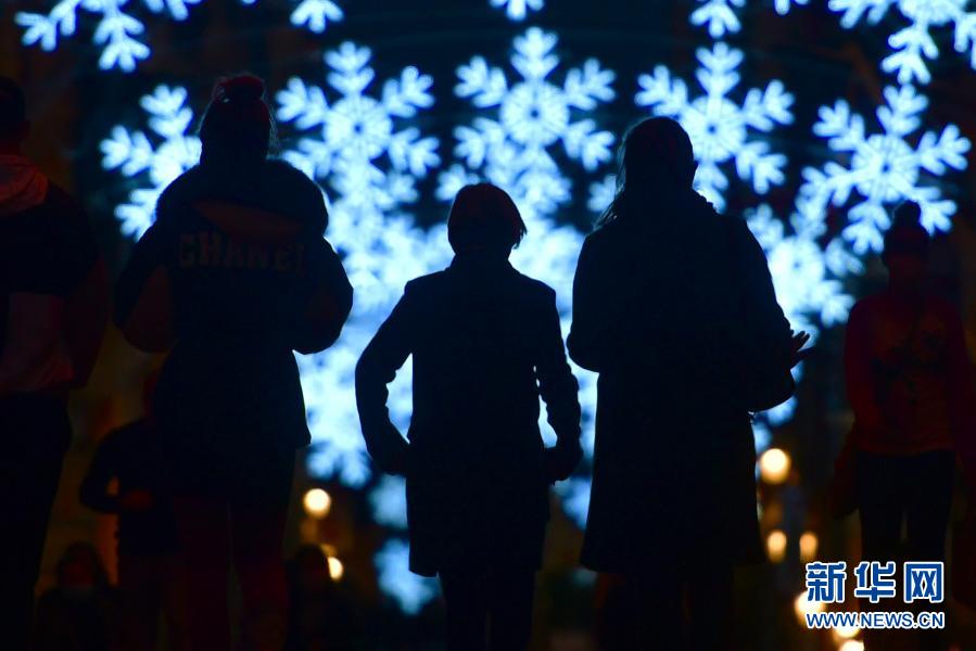 11月29日，在马耳他首都瓦莱塔，人们观赏圣诞灯饰。受新冠疫情影响，今年马耳他圣诞节将难以再现往年的熙熙攘攘。新华社发（乔纳森·博格摄）