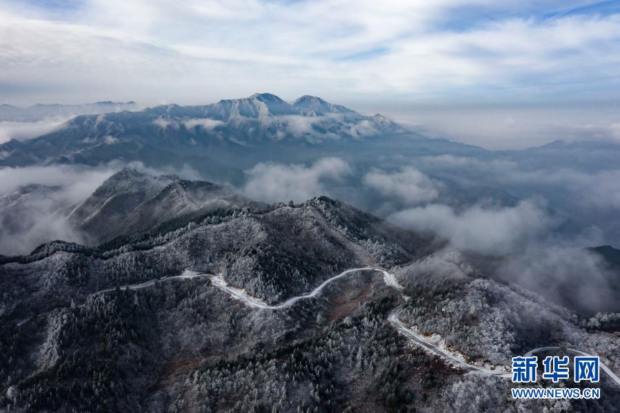 这是11月29日在霍山县大化坪镇拍摄的雪景。11月28日，地处大别山腹地的安徽省六安市霍山县大化坪镇迎来降雪。雪后的山林银装素裹，仿佛童话世界。新华社发（徐程 摄）