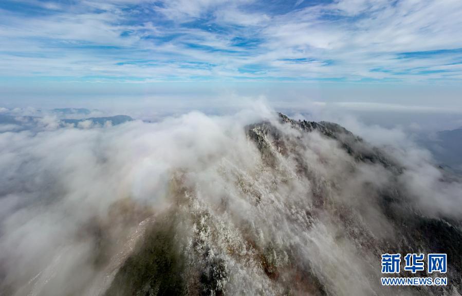 这是11月29日在霍山县大化坪镇拍摄的雪景。11月28日，地处大别山腹地的安徽省六安市霍山县大化坪镇迎来降雪。雪后的山林银装素裹，仿佛童话世界。新华社发（徐程 摄）