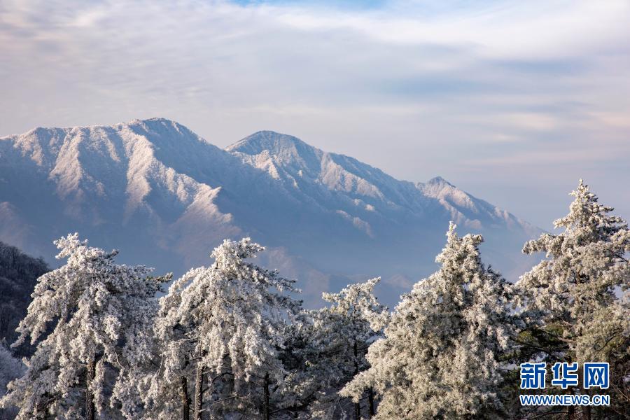 这是11月29日在霍山县大化坪镇拍摄的雪景。11月28日，地处大别山腹地的安徽省六安市霍山县大化坪镇迎来降雪。雪后的山林银装素裹，仿佛童话世界。新华社发（徐程 摄）