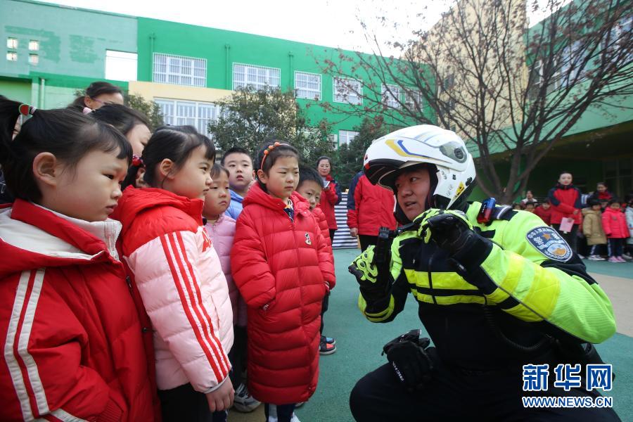 11月30日，在位于济南市的山东省实验幼儿园南校区，交警向孩子们展示执法记录仪。在12月2日“全国交通安全日”即将到来之际，各地举行了形式多样的教育活动，让孩子们在趣味活动中树立交通安全法治意识，养成文明出行好习惯。新华社发（郝鑫城 摄）