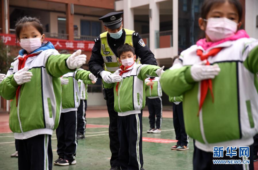 11月30日，河北省邯郸市公安局交巡警支队丛台一大队的民警在指导丛台小学的学生们学习交通指挥手势。在12月2日“全国交通安全日”即将到来之际，各地举行了形式多样的教育活动，让孩子们在趣味活动中树立交通安全法治意识，养成文明出行好习惯。新华社发（郝群英 摄）