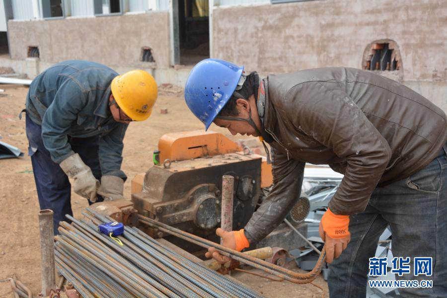 11月30日，在厦门援建的一轻工业产业园项目，建筑工人在加紧施工。甘肃省临夏回族自治州东乡族自治县是我国脱贫攻坚主战场之一。2010年，福建省厦门市与临夏回族自治州建立东西部扶贫协作帮扶关系，2014年厦门市湖里区与东乡族自治县开展结对帮扶。2020年11月，东乡县脱贫摘帽。在东乡县脱贫过程中，厦临协作起到推动作用。新华社记者 颜之宏 摄