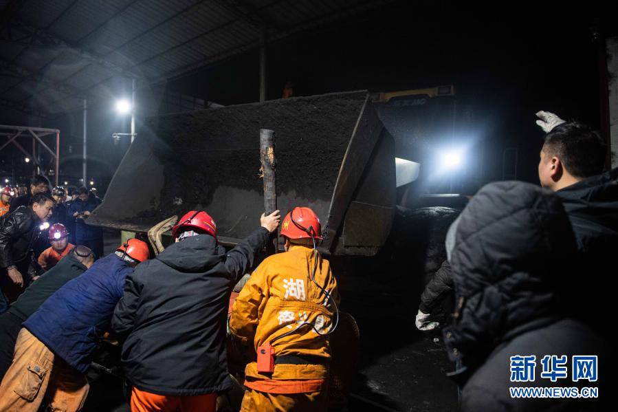 11月29日，救援人员在湖南省衡阳市耒阳市导子镇进行救援作业。　新华社记者 陈思汗 摄