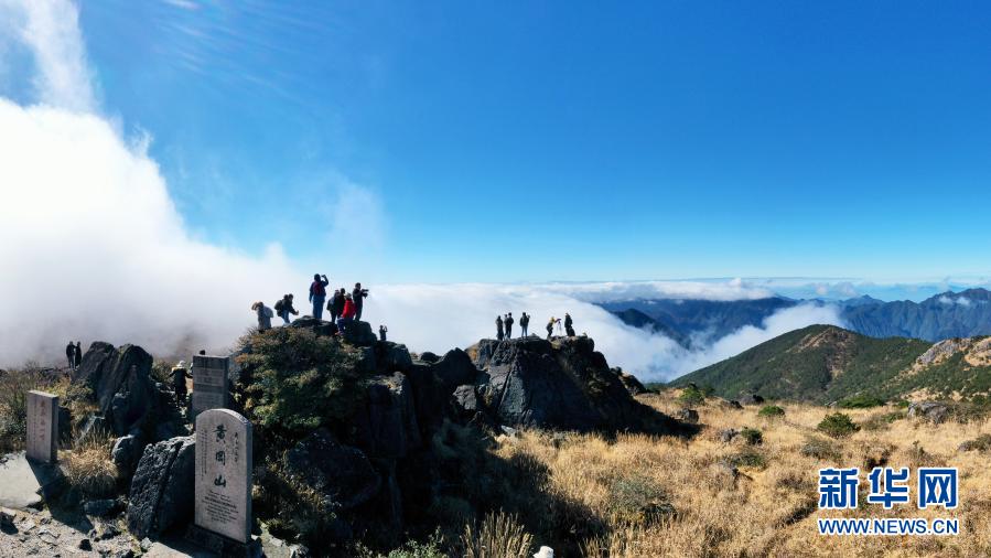 12月1日，人们在云雾缭绕的武夷主峰黄岗山顶参观（无人机照片）。当日，位于武夷山国家公园核心区内的武夷断裂带与海拔2160.8米的武夷主峰黄岗山云雾缭绕，美若仙境。福建省武夷山国家公园是全国10个国家公园体制试点区之一，拥有210.7平方公里未受人为破坏的原生性森林植被，保存了世界同纬度带最完整、最典型、面积最大的中亚热带原生性森林生态系统。新华社记者 姜克红 摄