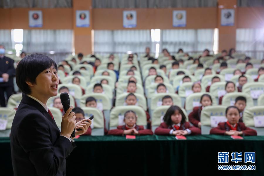 12月1日，滨湖人民法庭的法官以庭审中的真实案例为素材向学生们普法。当日，安徽省合肥市滨湖世纪社区联合合肥市包河区人民法院滨湖人民法庭，在屯溪路小学滨湖校区开展主题为“学法守法用法、阳光健康成长”的普法宣传活动，强化学生们的法治意识。新华社记者 曹力 摄