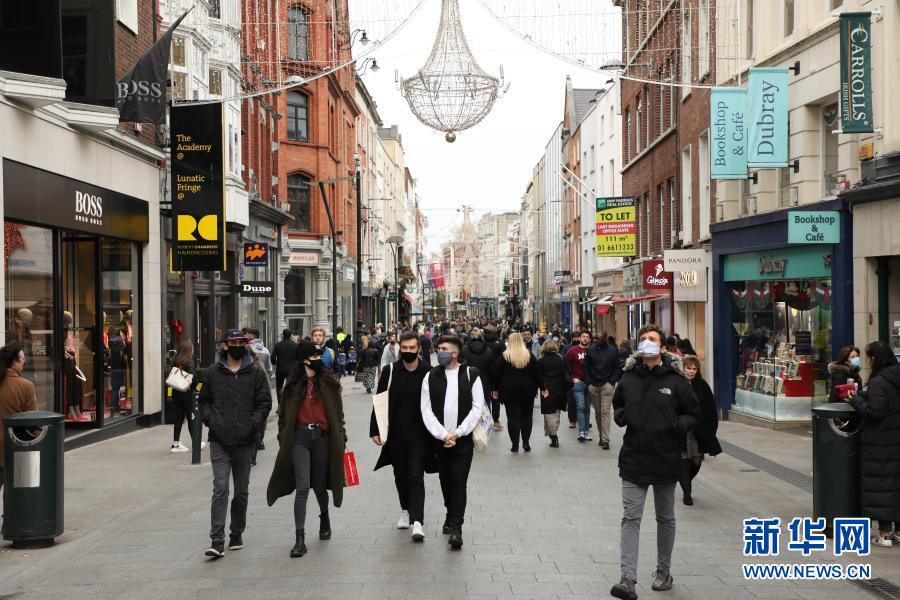 12月1日，人们走在爱尔兰首都都柏林街头。新华社发