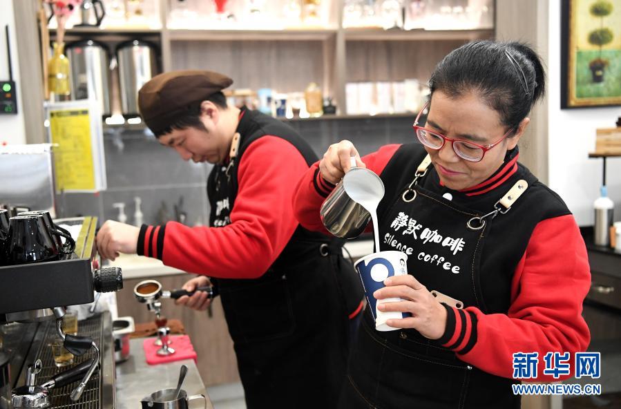 西安“静默咖啡”的店长王丽超（右）和店员姚懿轩在制作咖啡（12月1日摄）。新华社记者 刘潇摄
