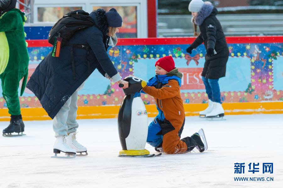 12月2日，人们在俄罗斯莫斯科红场上的古姆百货商场滑冰场滑冰。位于莫斯科红场上的古姆百货商场滑冰场已于11月29日正式开放，将营业至2021年3月1日。新华社记者 白雪骐 摄