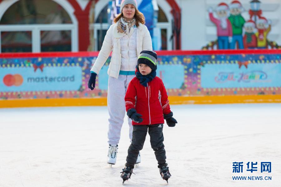 12月2日，人们在俄罗斯莫斯科红场上的古姆百货商场滑冰场滑冰。位于莫斯科红场上的古姆百货商场滑冰场已于11月29日正式开放，将营业至2021年3月1日。新华社记者 白雪骐 摄