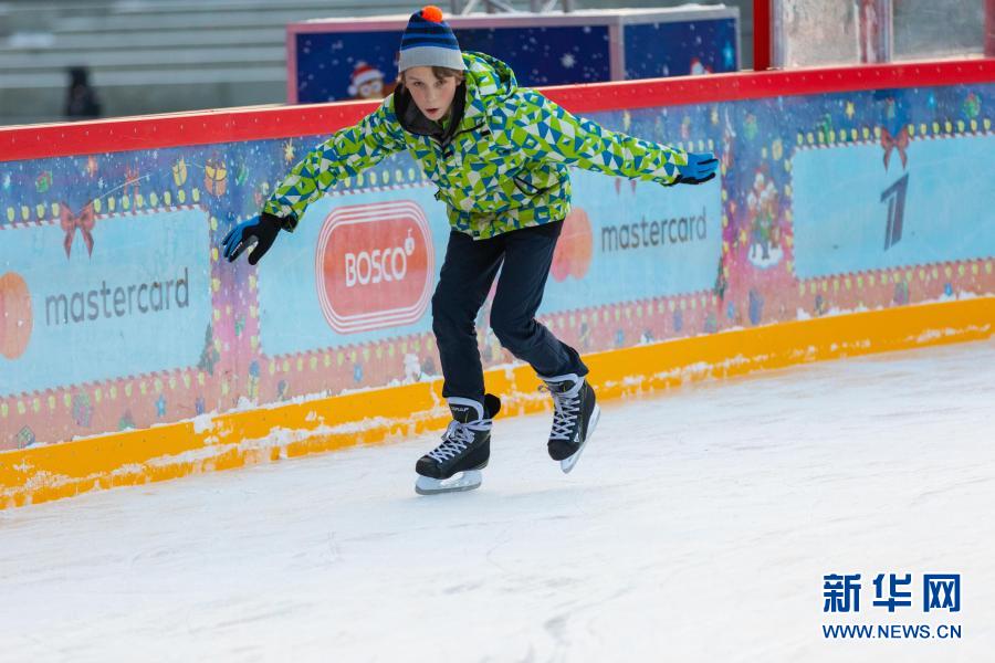 12月2日，一名少年在俄罗斯莫斯科红场上的古姆百货商场滑冰场滑冰。位于莫斯科红场上的古姆百货商场滑冰场已于11月29日正式开放，将营业至2021年3月1日。新华社记者 白雪骐 摄