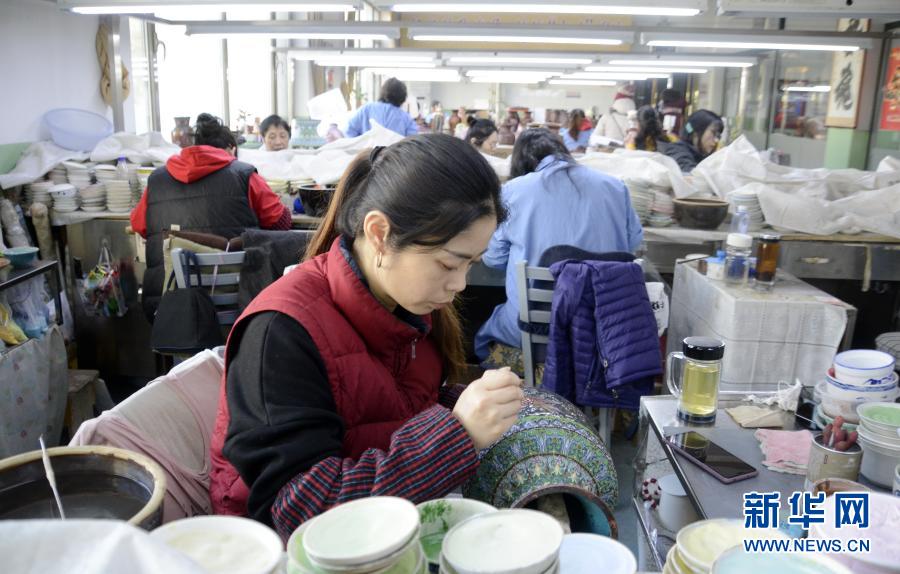 12月2日，北京珐琅厂有限责任公司聋哑人点蓝技艺技师张曦在对景泰蓝艺术品进行二次点蓝。从2005年起，北京珐琅厂有限责任公司开始招收聋哑人技工，经过老技师们的精心培养，目前有17位聋哑人成为景泰蓝技师，有些还成为景泰蓝技艺国家二级技师。通过学习景泰蓝技艺，这些聋哑人在无声的世界里有了一个多彩的人生。新华社记者 李欣 摄