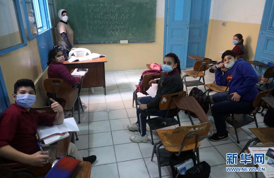 12月2日，黎巴嫩首都贝鲁特一所学校的学生在上课。黎巴嫩11月30日解除了封城措施，企业复工、学校复课，交通也恢复正常。新华社发（比拉尔·贾维希摄）