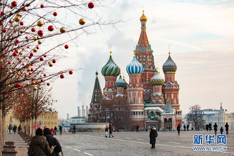 这是12月2日在俄罗斯首都莫斯科拍摄的圣瓦西里教堂与新年装饰。近日，莫斯科市中心布置了各种装饰，迎接新年的到来。新华社记者 白雪骐 摄