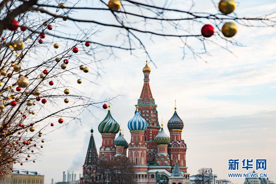 这是12月2日在俄罗斯首都莫斯科拍摄的圣瓦西里教堂与新年装饰。近日，莫斯科市中心布置了各种装饰，迎接新年的到来。新华社记者 白雪骐 摄