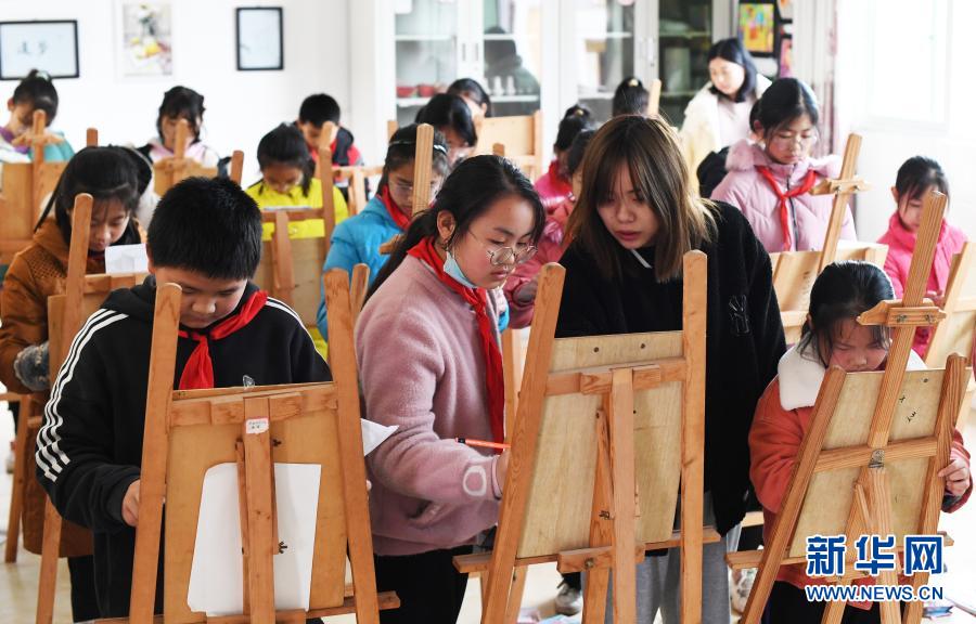 12月3日，忠县汝溪镇中心小学校学生在美术室练习画画。忠县位于重庆市中部，地处三峡库区腹心。近年来，忠县通过优化师资配备、设立教育扶贫资助基金、新增教育用地、添置教育设施设备等举措，推动义务教育均衡发展和城乡一体化，促进学生全面发展。新华社记者 王全超 摄