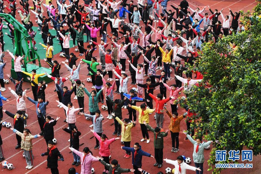 12月3日，忠县汝溪镇中心小学校学生在跳足球操。忠县位于重庆市中部，地处三峡库区腹心。近年来，忠县通过优化师资配备、设立教育扶贫资助基金、新增教育用地、添置教育设施设备等举措，推动义务教育均衡发展和城乡一体化，促进学生全面发展。新华社记者 王全超 摄