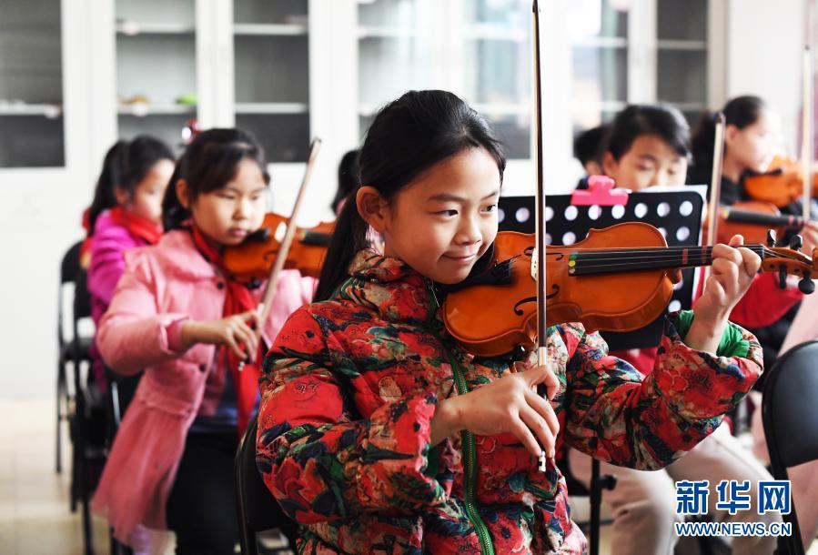 12月3日，忠县汝溪镇中心小学校学生在音乐室练习小提琴。忠县位于重庆市中部，地处三峡库区腹心。近年来，忠县通过优化师资配备、设立教育扶贫资助基金、新增教育用地、添置教育设施设备等举措，推动义务教育均衡发展和城乡一体化，促进学生全面发展。新华社记者 王全超 摄