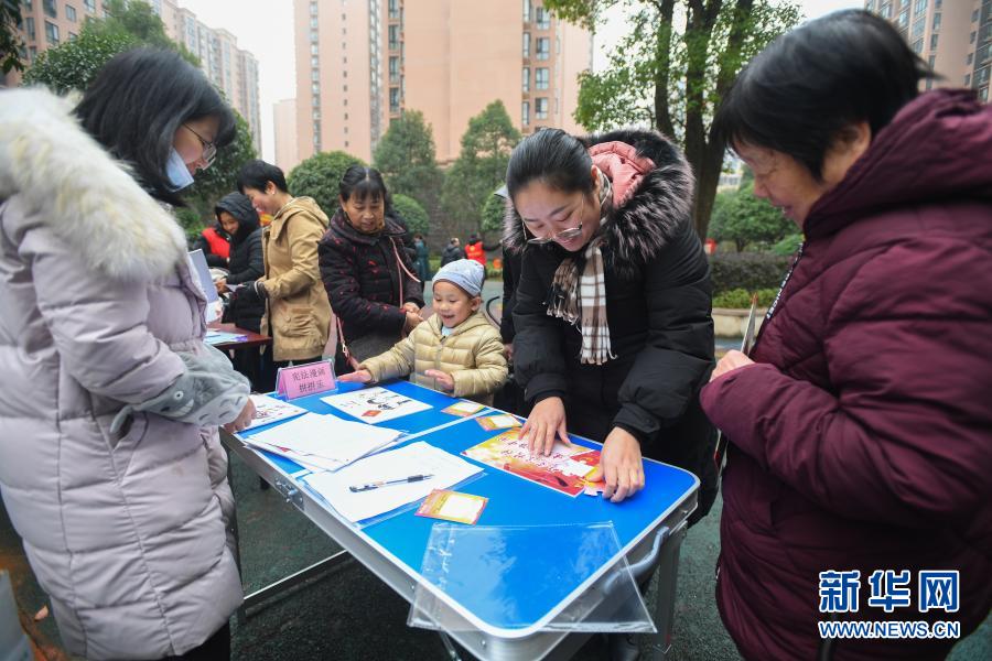 12月4日，在长沙市天心区暮云街道丽发社区，居民通过拼图游戏学习相关法律法规知识。新华社记者 陈泽国 摄