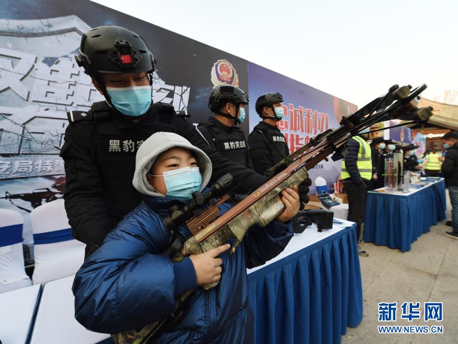 12月4日，小朋友在合肥市包河区警营开放日活动现场体验警务装备。当日，合肥市包河区举办警营开放日活动，现场设立多个主题互动展区，市民可以近距离接触警务装备，进行警种业务咨询，并参与趣味知识竞答等活动。新华社记者 周牧 摄