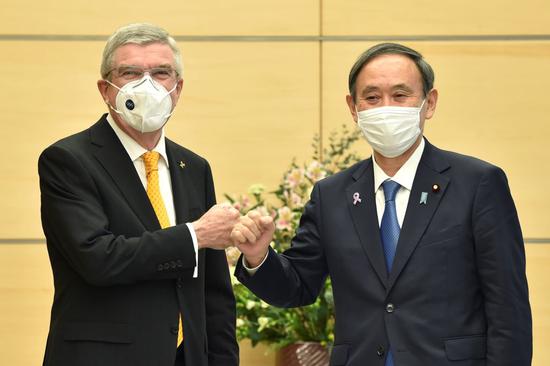　11月16日，国际奥委会主席巴赫（左）和日本首相菅义伟在会谈时致意。新华社/路透
