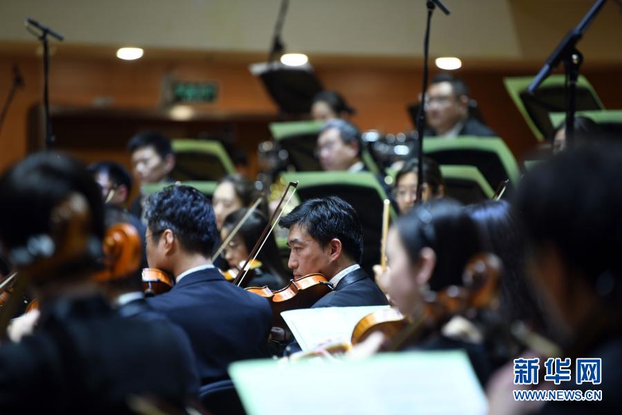        12月5日拍摄的音乐会现场。　　当日，中国交响乐团“钱塘江交响”音乐会在北京音乐厅上演，艺术家演奏了《钱江潮》《美丽乡村》等交响作品。　　新华社记者 金良快 摄